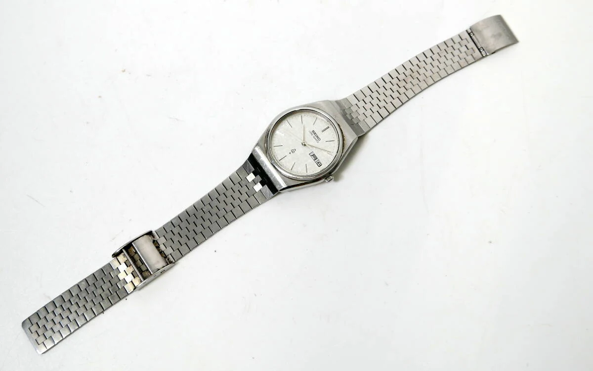 SEIKO LORD QUARTZ 8243-6000 腕表背面图