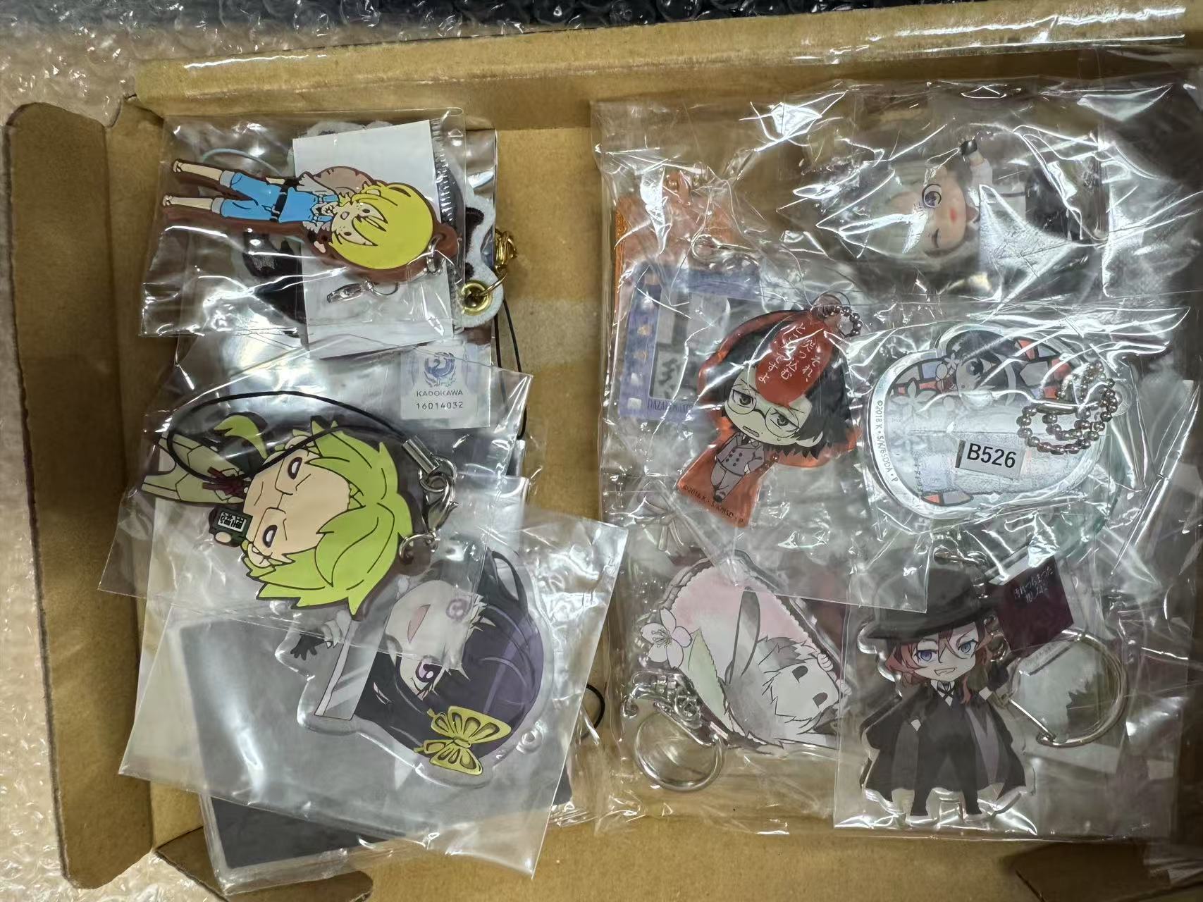 日本中古谷子箱开箱照,含徽章、明信片、钥匙扣等多种类商品