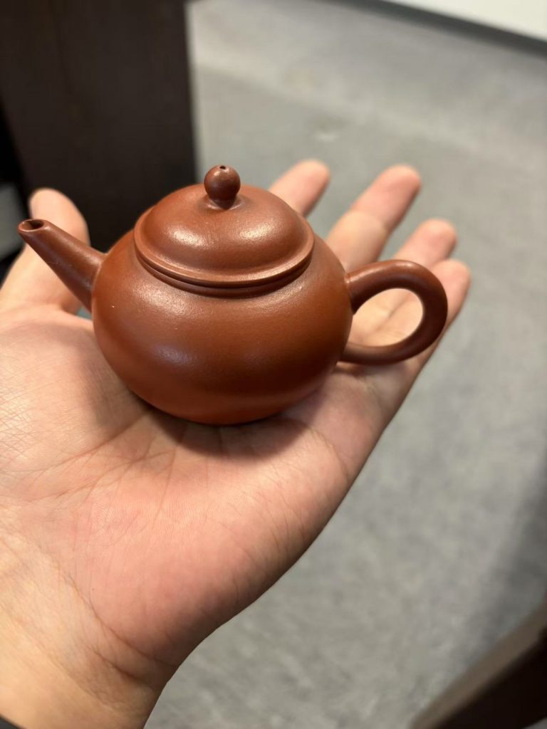 紫砂壶大小和手掌对比