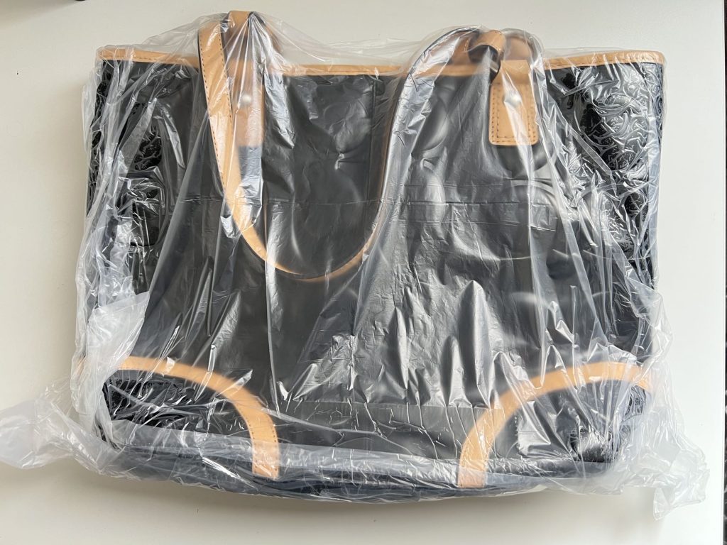 日本代购Dior黑色拼皮托特包开箱实拍图,展示包装保护与包体细节