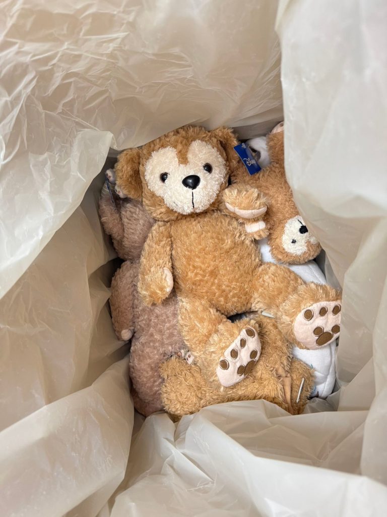 日本代购整箱Duffy熊开箱实拍,多款玩偶整齐堆放,保存完好。