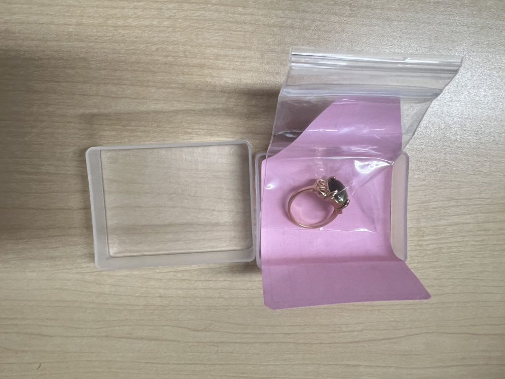 日本代购粉金色戒指开箱实拍,戒托光泽细腻,包装盒整洁精致。