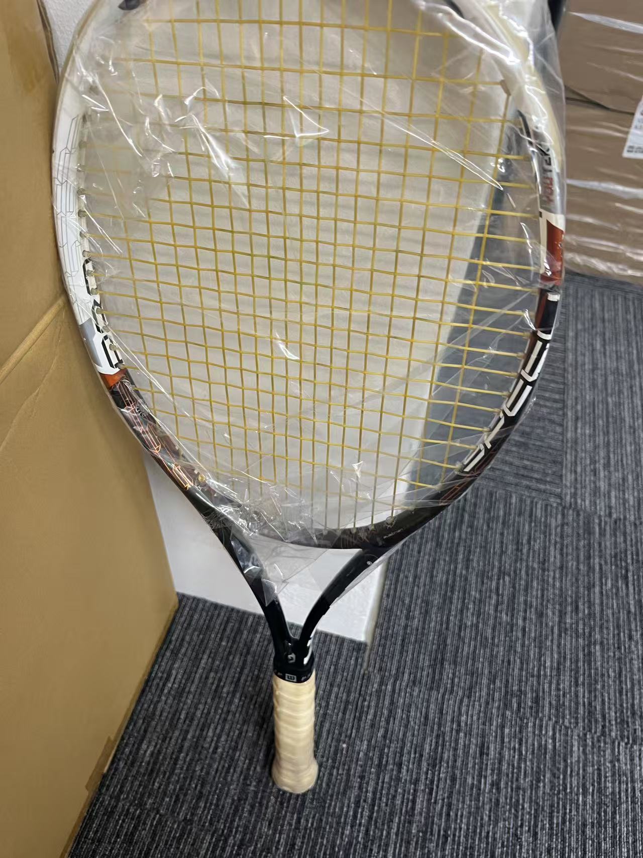 日本代购白色网球拍开箱图,配有保护膜,全新未使用
