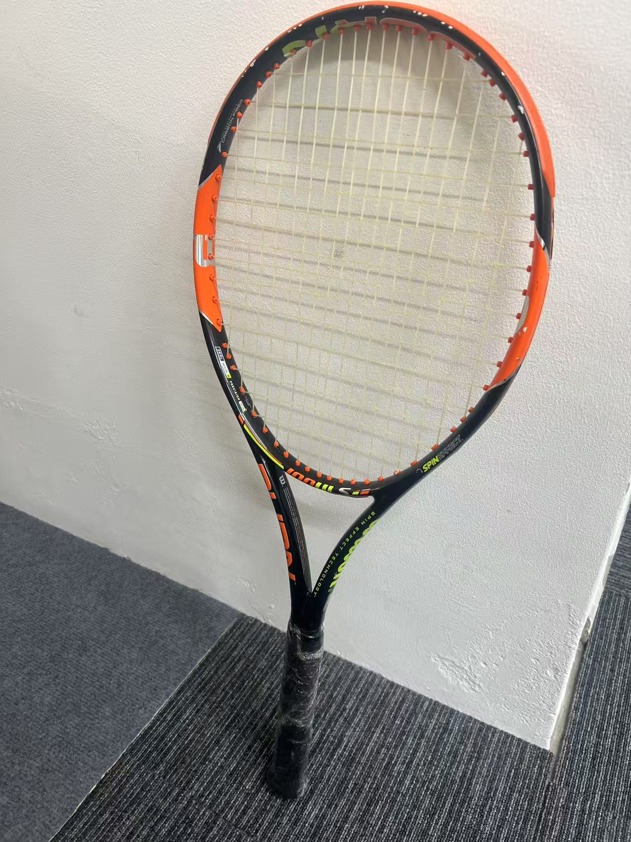 日本代购网球拍黑橙配色款开箱实拍,碳素材质框体质感出色