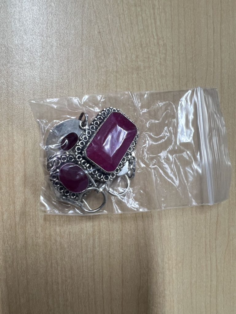 日本代购银质红宝石饰品套组开箱实拍,多款戒指与吊坠成色良好。