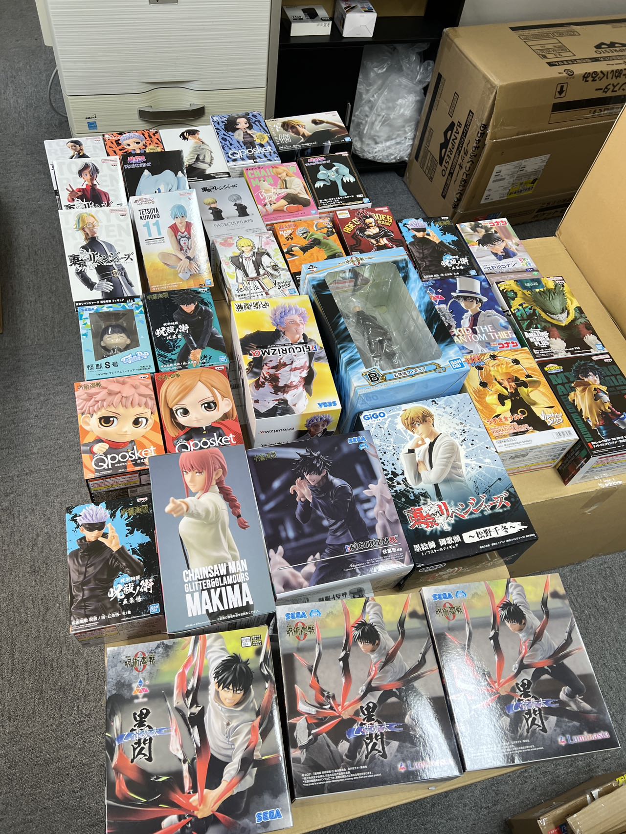 日本代拍手办开箱展示,包含咒术回战、链锯人玛奇玛、Qposket系列等热门角色,包装完好,细节清晰。