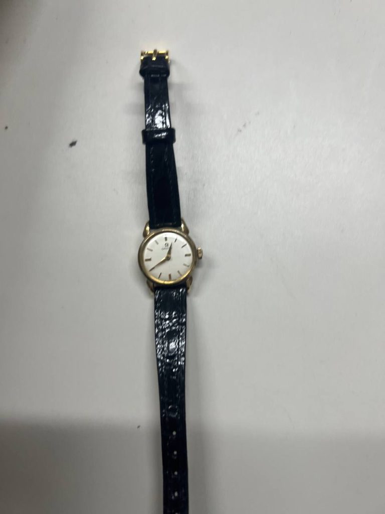 日本中古手表代购开箱评测，黑色皮带圆形腕表实拍，简约优雅设计展示。