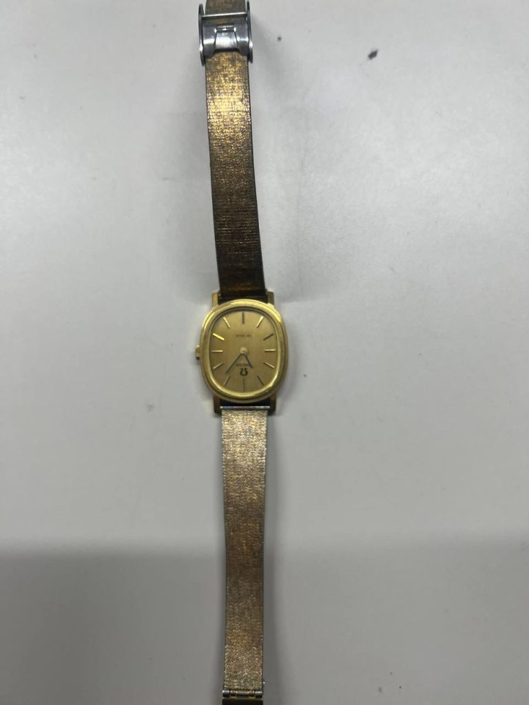 日本代拍代购复古金色方形手表开箱实拍图，展示表盘质感与金属表带细节。