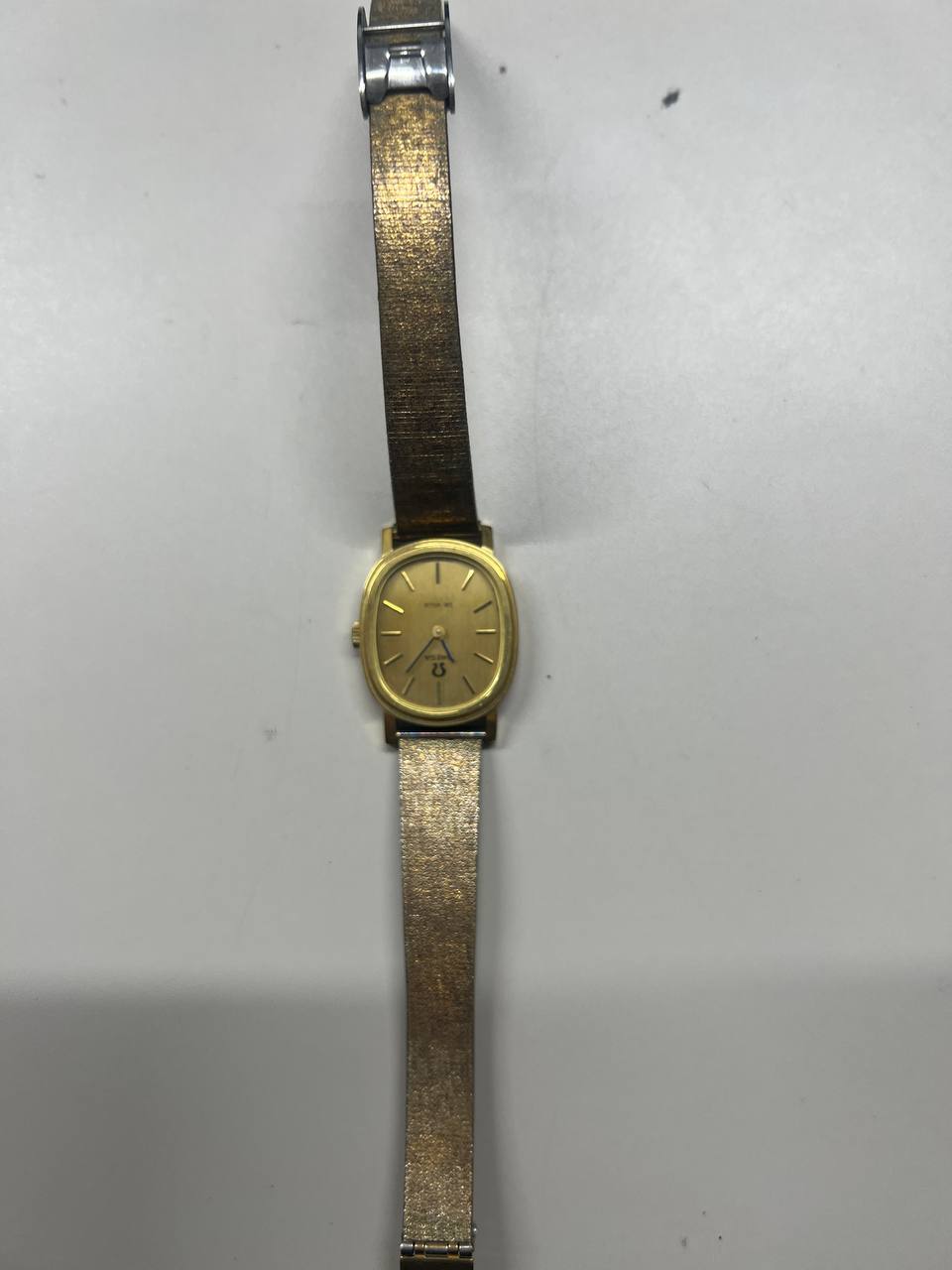 日本代拍代购复古金色方形手表开箱实拍图，展示表盘质感与金属表带细节。