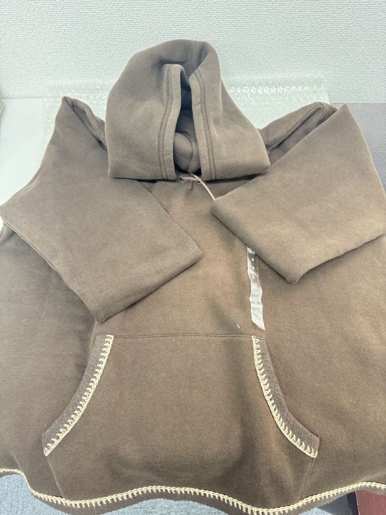 日本代拍入手的深棕色连帽卫衣实拍开箱图