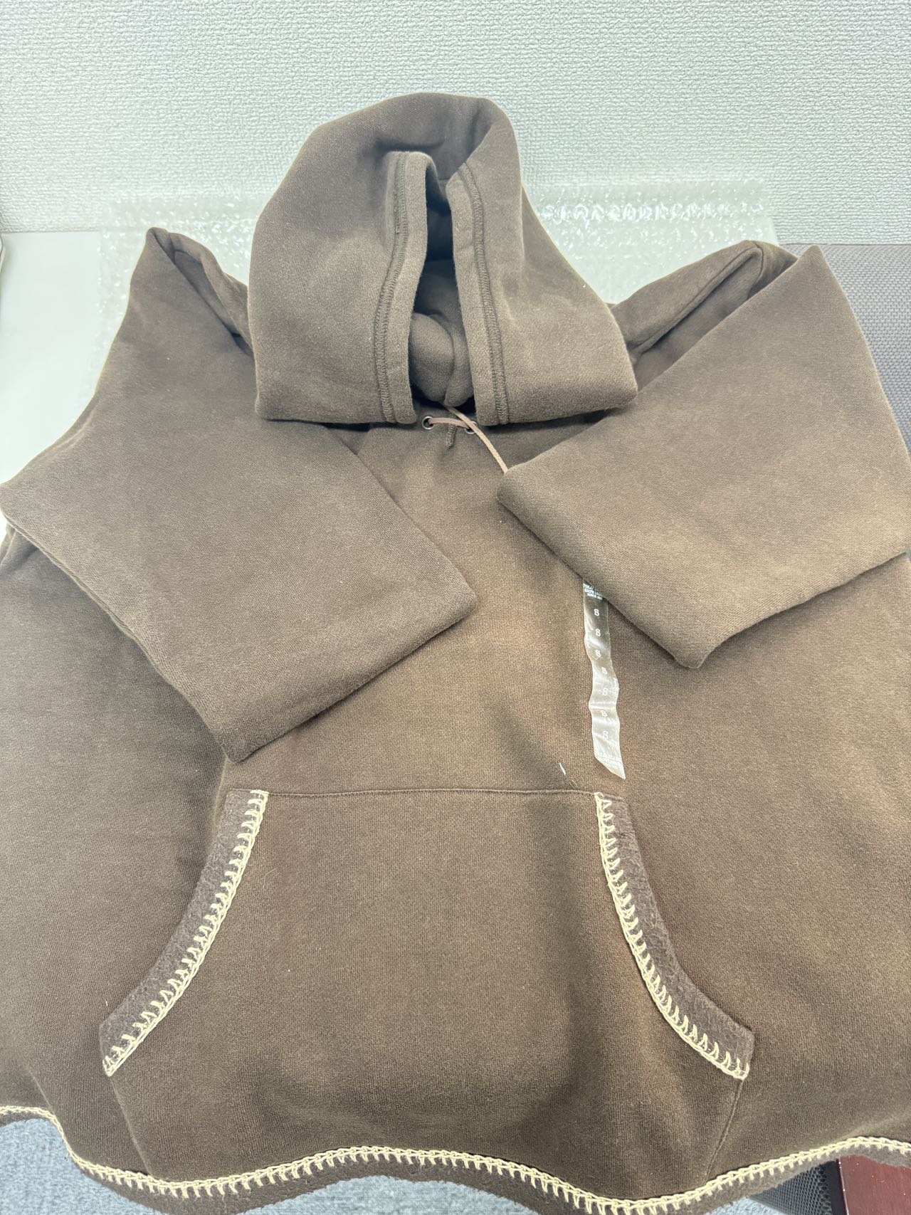 日本代拍入手的深棕色连帽卫衣实拍开箱图
