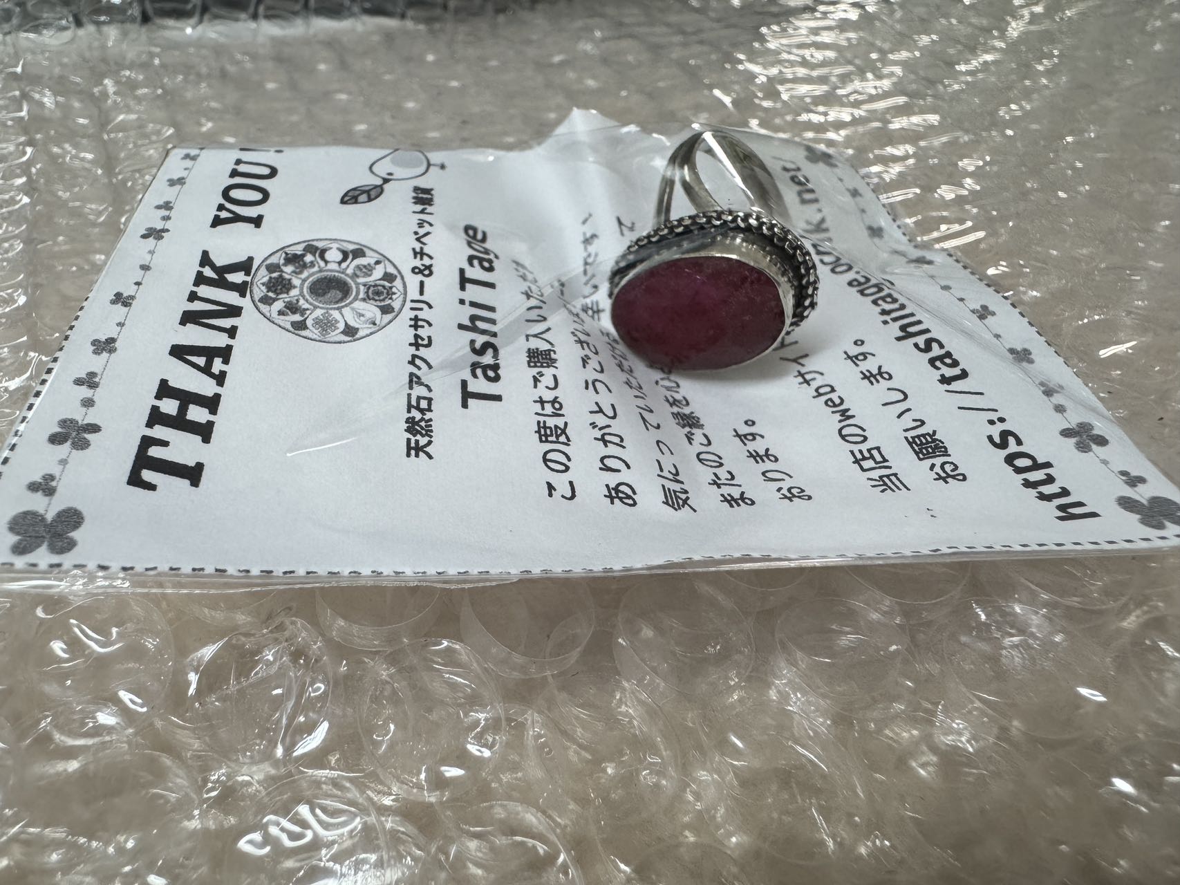 日本代购天然石戒指开箱实拍，附带TashiTaje品牌感谢卡，包装细致有温度。