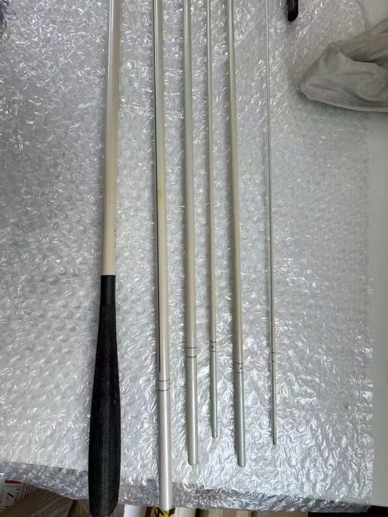 日本代购白色高碳鱼竿开箱,多节竿身与握把细节展示