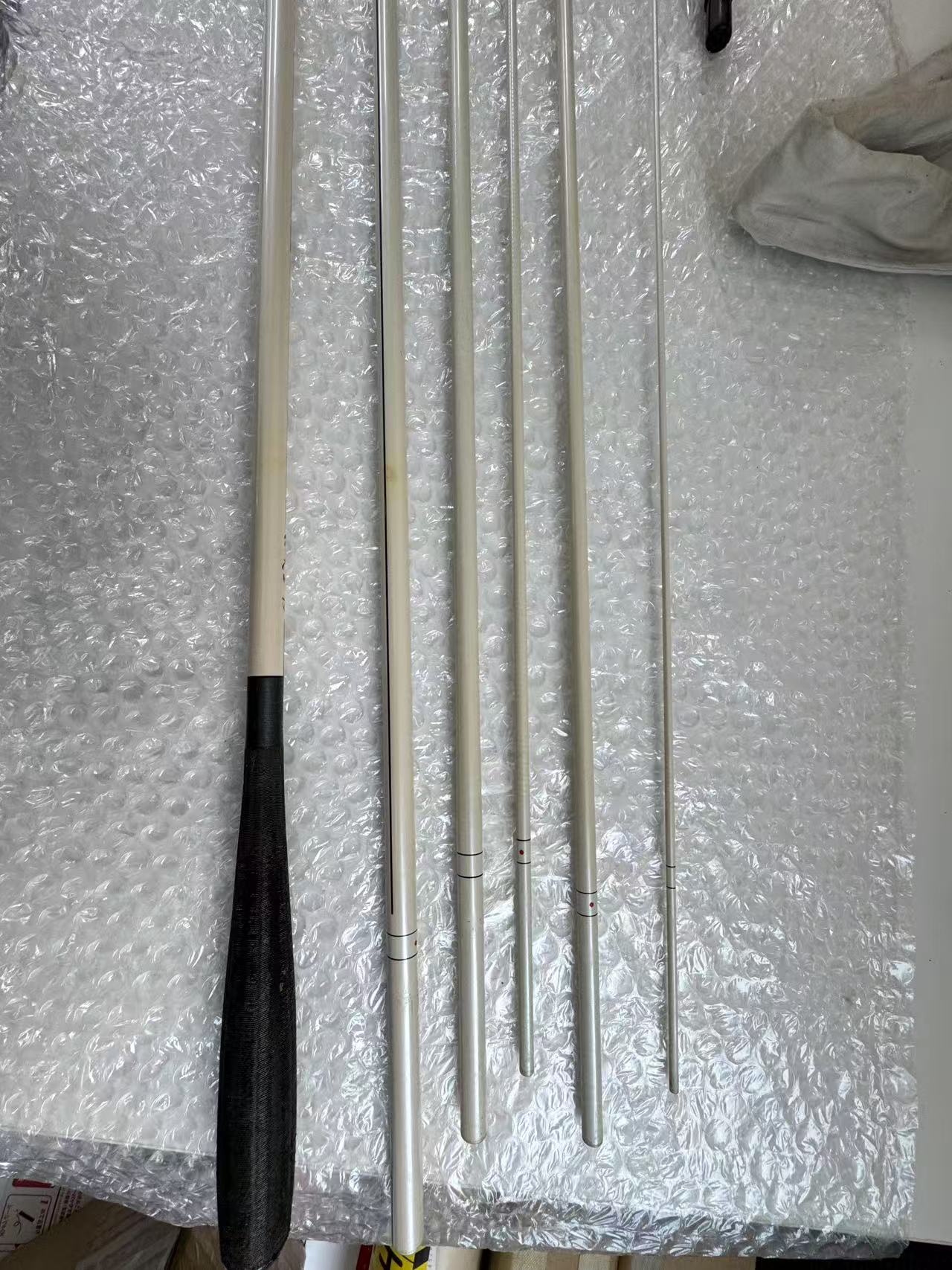 日本代购白色高碳鱼竿开箱，多节竿身与握把细节展示