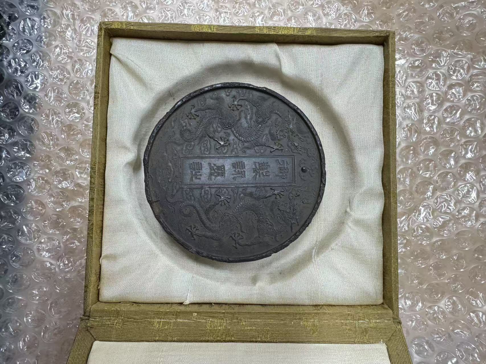 日本代购龙纹墨锭展示,中央篆字清晰、保存良好