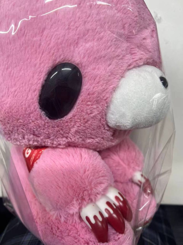 日本代购粉色暗黑系熊玩偶,带血滴效果爪子,绒毛细腻做工精致的机台限定毛绒玩具实拍图