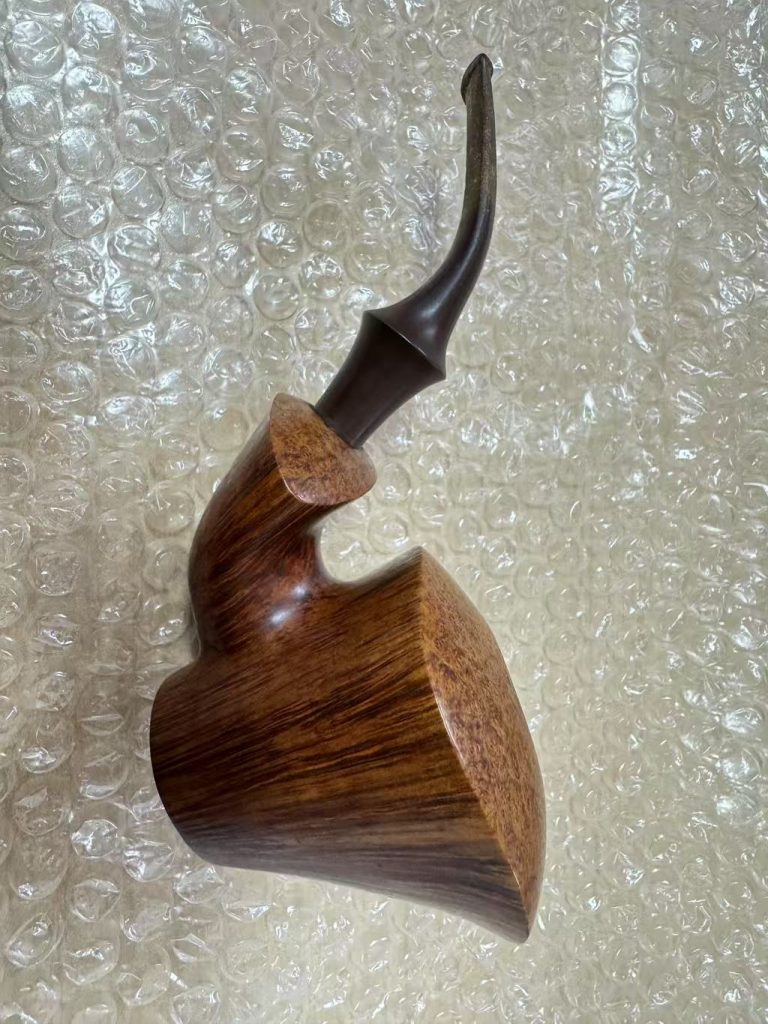 日本代拍入手的流线造型手工烟斗,木纹细腻、线条艺术感强