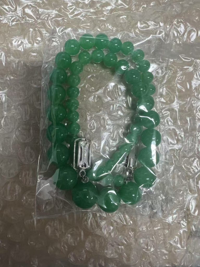 深绿色玉石项链开箱照片,细腻光亮不显瑕疵。