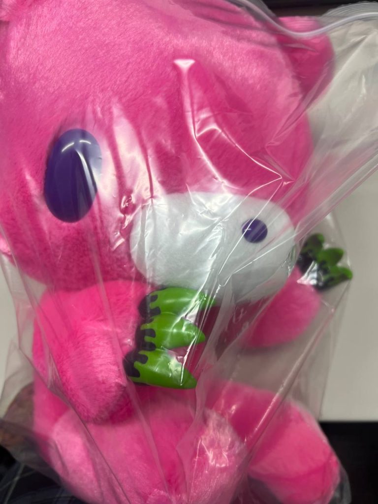 亮粉熊玩偶开箱图,日本限定怪物风毛绒玩具,荧光绿色爪子细节清晰