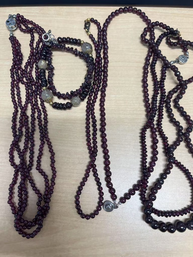 天然石榴石长链配件细节图,红光通透,质感稳重。