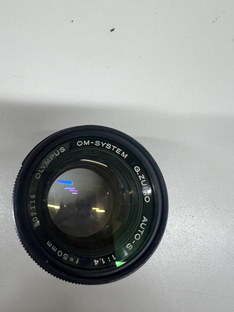 Olympus OM-System G.Zuiko 50mm F1.4 复古镜头前组特写,展示光学成色与镀膜状态