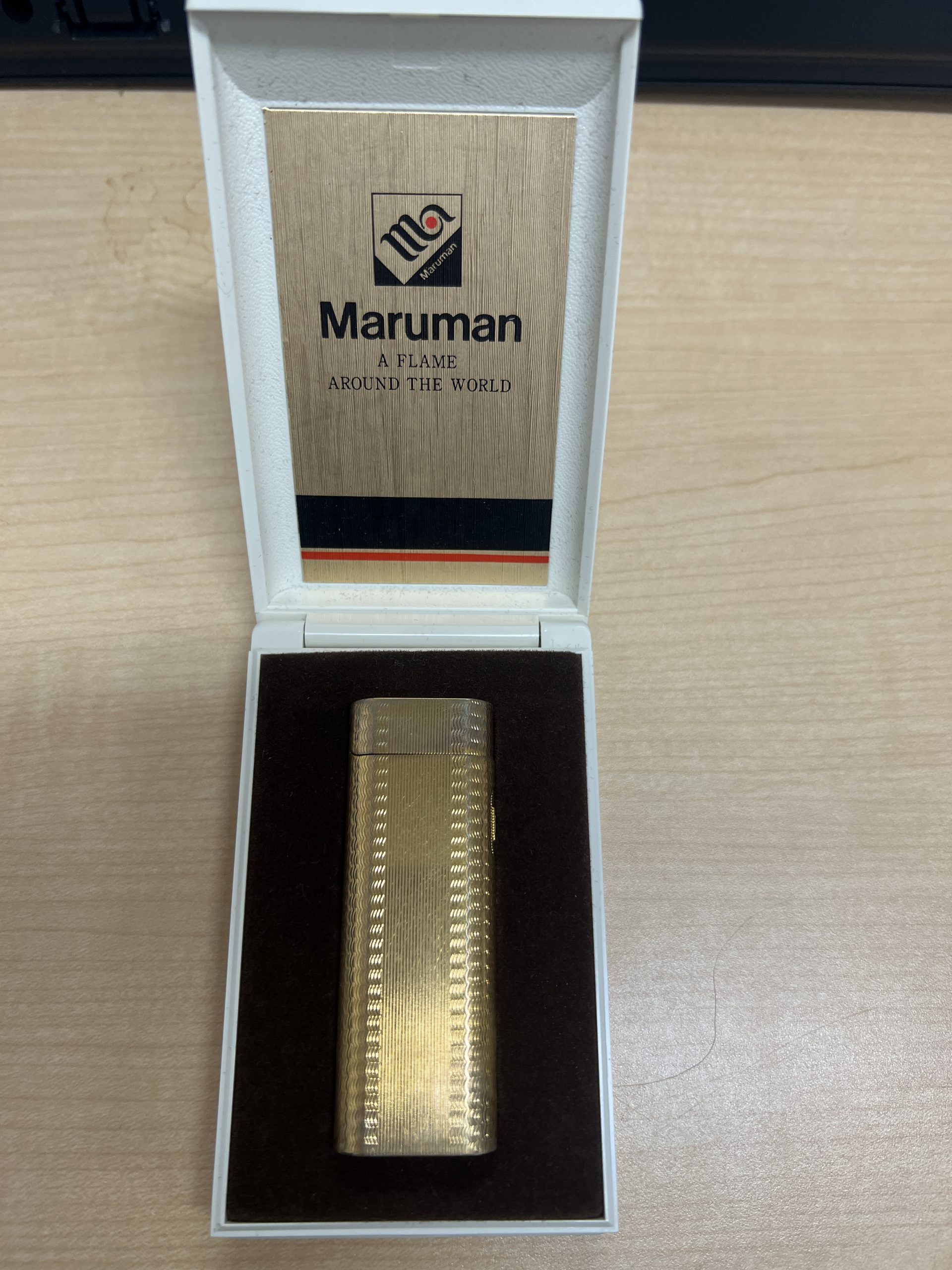 日本代购 Maruman 打火机开箱实拍，原盒包装与金色拉丝机身细节展示