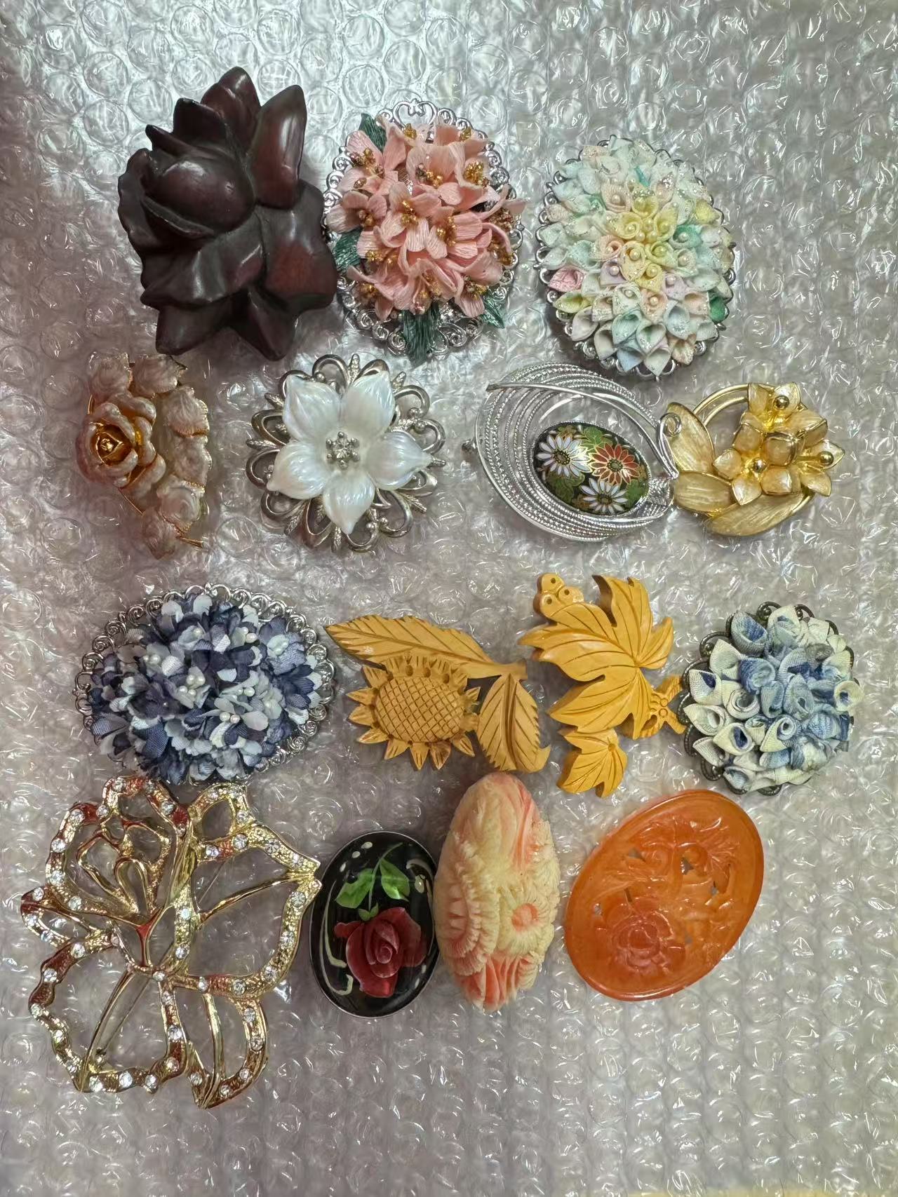日本代拍中古花卉胸针开箱实拍,多材质立体花型胸针细节展示
