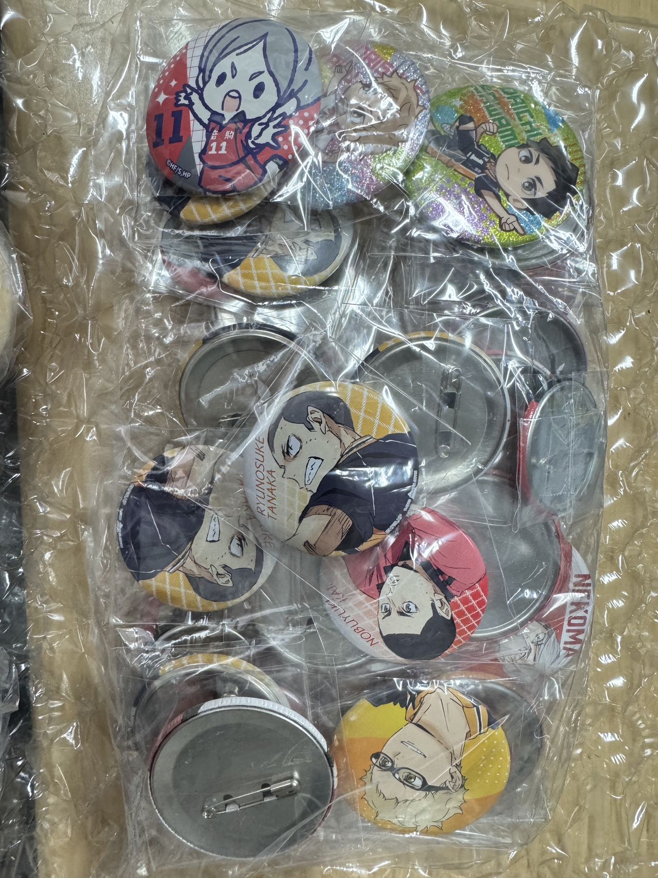 日本代拍排球少年官方徽章开箱实拍，多角色圆形徽章成色展示