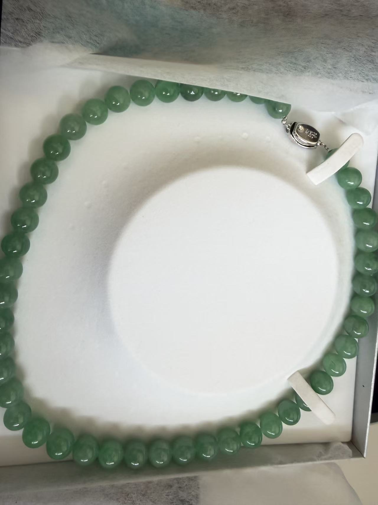 日本代购代拍翡翠圆珠项链开箱实拍,浅绿色翡翠珠子整体展示,包装完整细致