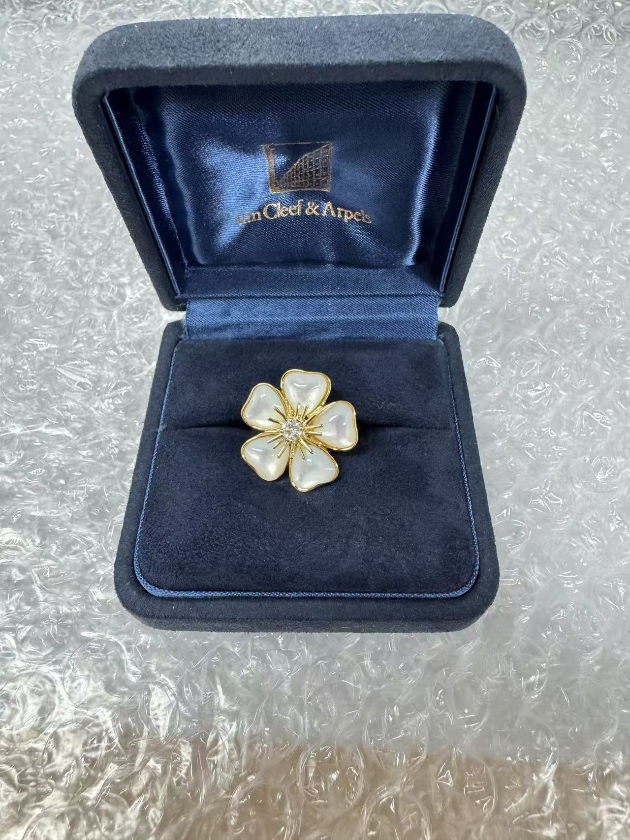 日本代拍 Van Cleef & Arpels 梵克雅宝花朵戒指开箱，母贝镶钻款