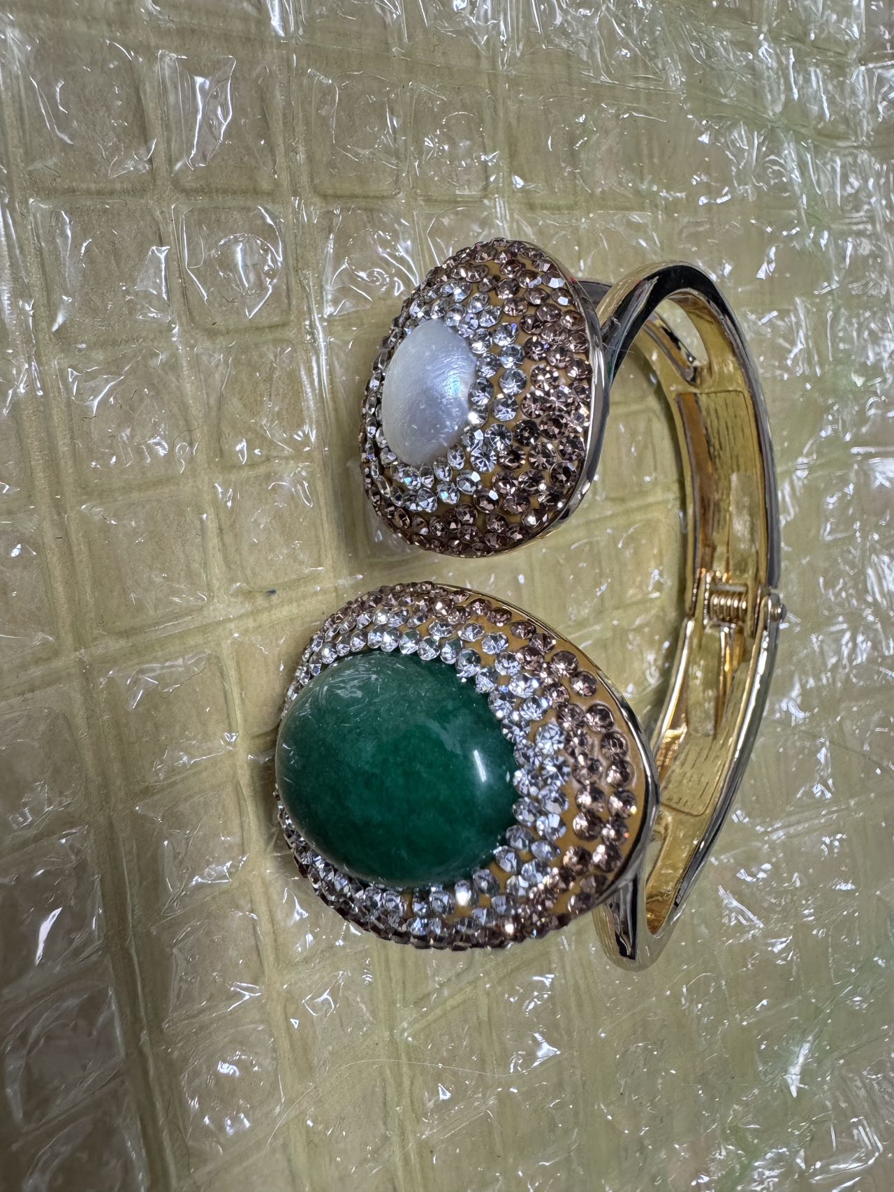 日本代购双主石彩宝戒指实拍，绿色宝石与白色月光石设计款