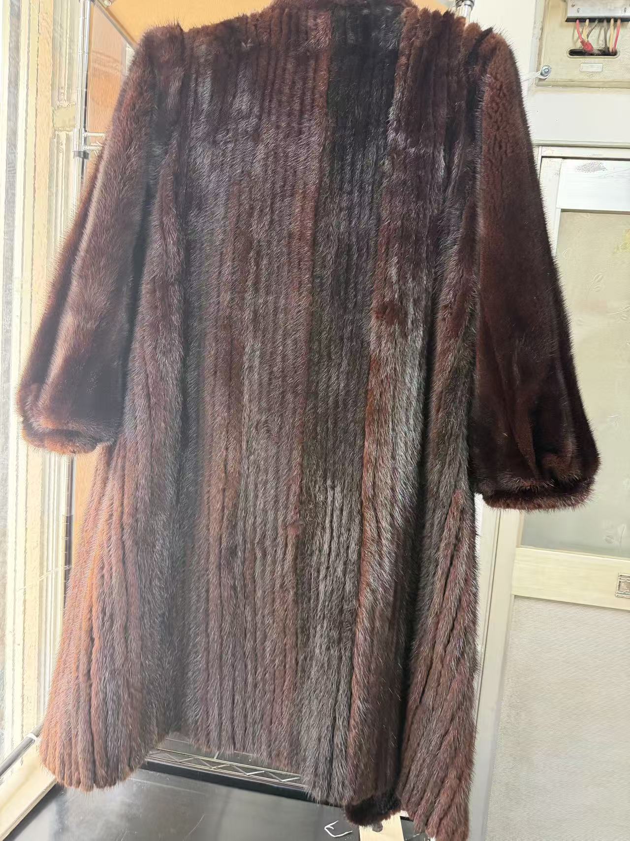 日本代拍中古皮草大衣实拍图,深棕色皮草外套,毛感顺滑,保存状态良好,高端复古风