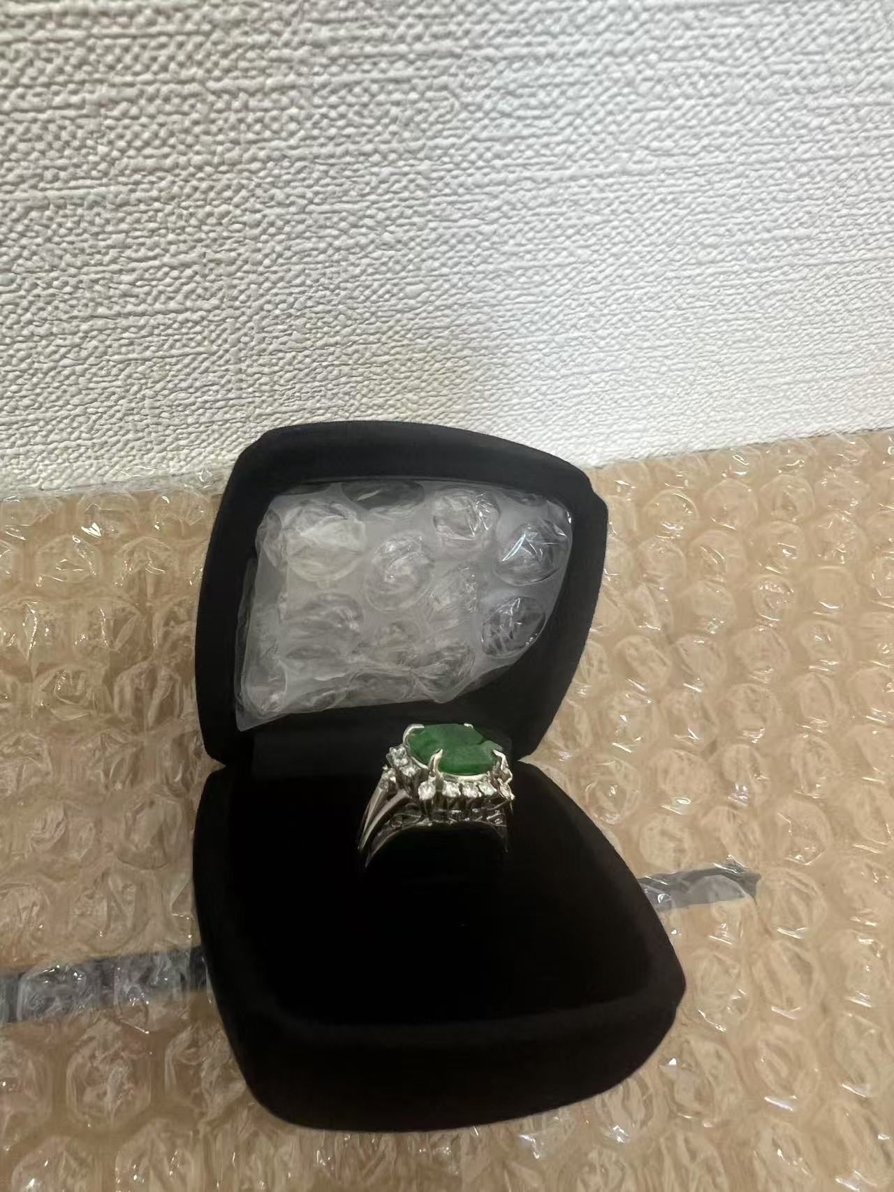 日本代拍祖母绿宝石戒指开箱实拍，银色戒托多钻围镶设计
