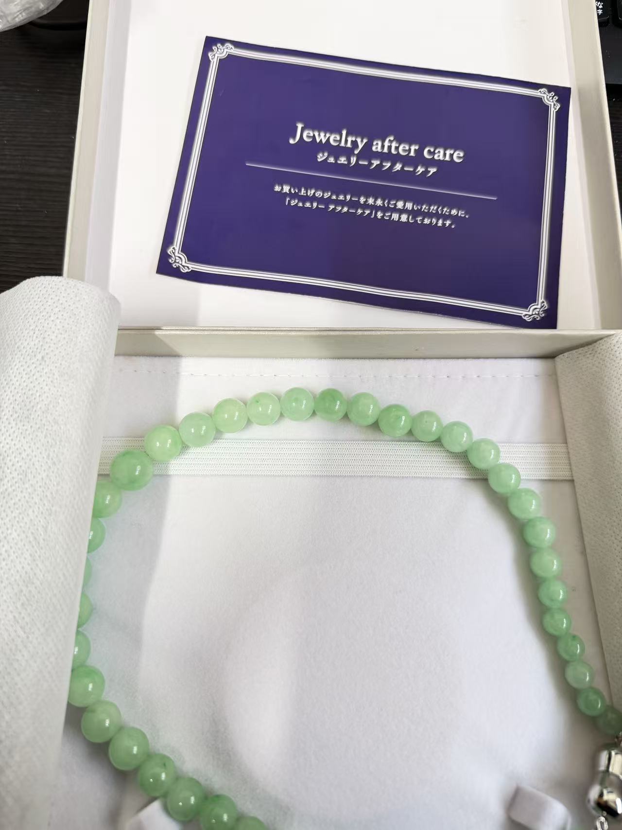 翡翠圆珠项链珠子细节实拍,颜色清爽均匀,抛光细腻,适合日常佩戴