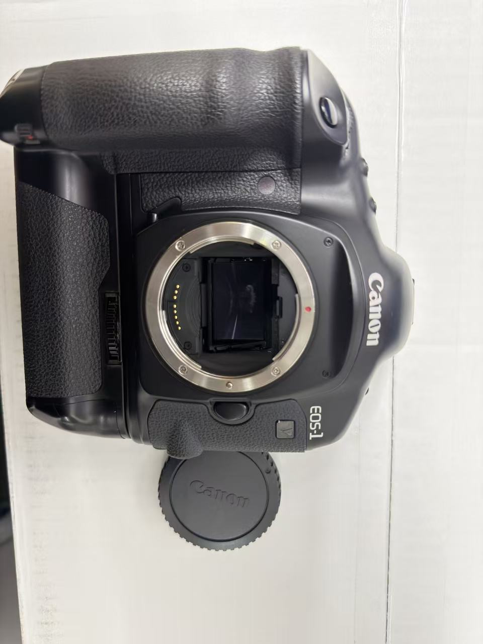 Canon EOS-1 相机机身正面卡口与内部结构特写