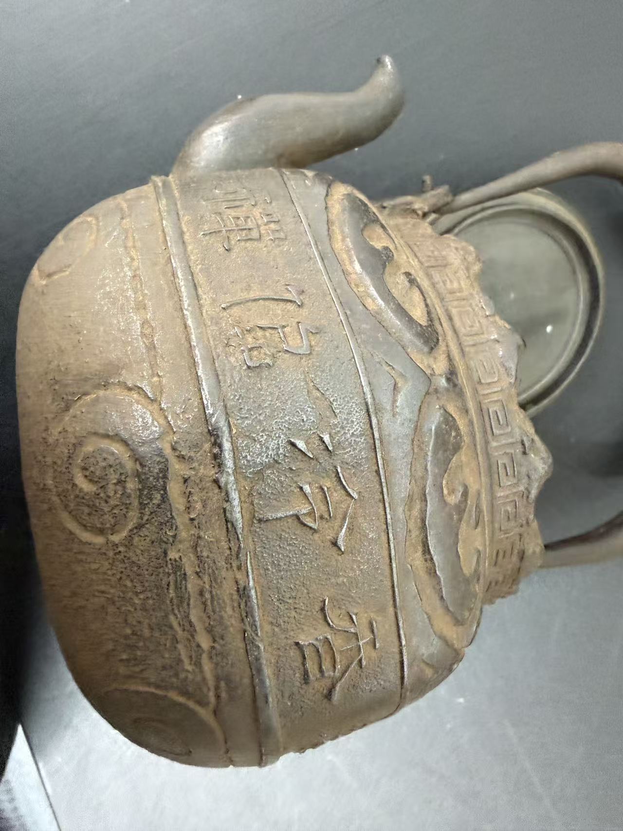 老铁壶壶身刻字与纹饰细节，体现手工雕刻与年代感