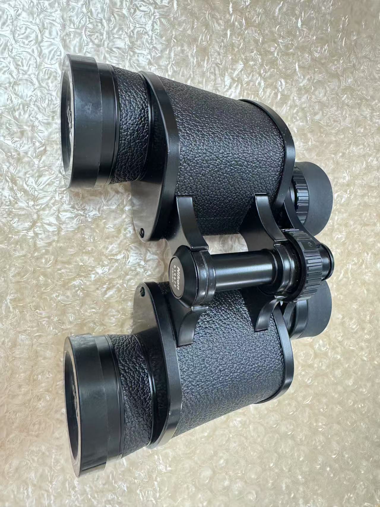 大口径Nikon双筒望远镜侧面实拍,皮纹机身与专业观测结构展示