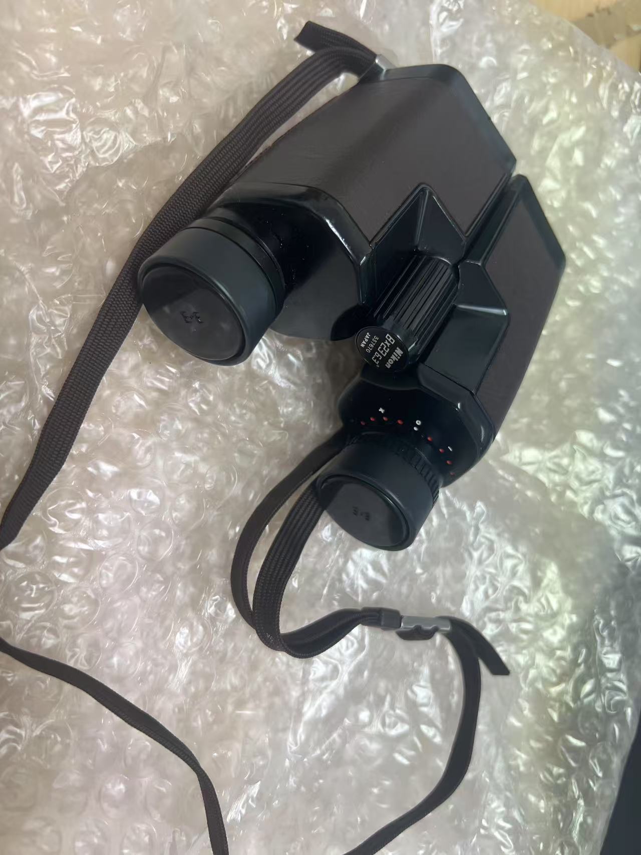 复古Nikon双筒望远镜开箱实拍,黑色机身搭配调焦轮细节展示,日本中古光学设备