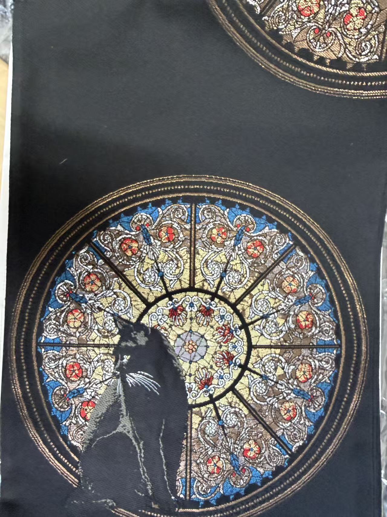 日本代拍彩窗风猫咪图案布料开箱实拍，复古教堂风设计，黑底搭配红蓝花纹细节展示