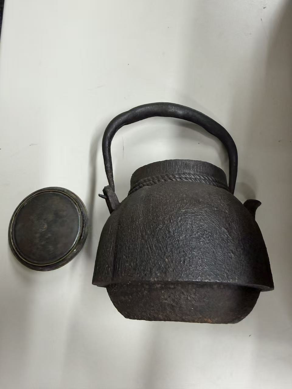 日本二手老铁壶开箱实拍，壶身整体造型与提梁结构展示