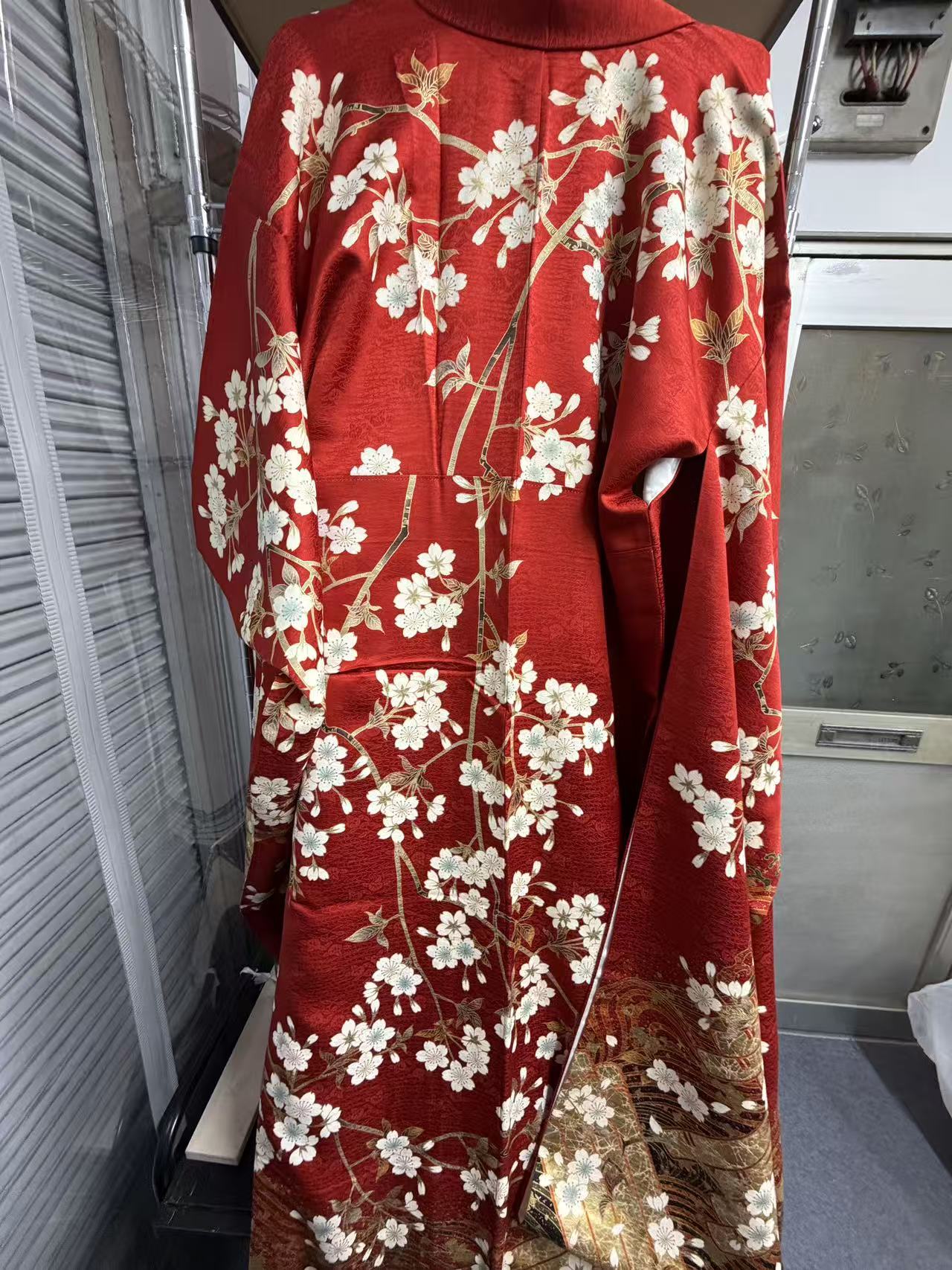 日本红色樱花和服开箱实拍，日本中古和服代拍商品展示与细节