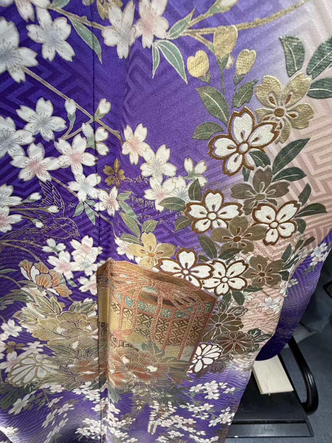 日本代购紫色樱花和服细节图，带金色花纹与传统图案，展示高端和服工艺