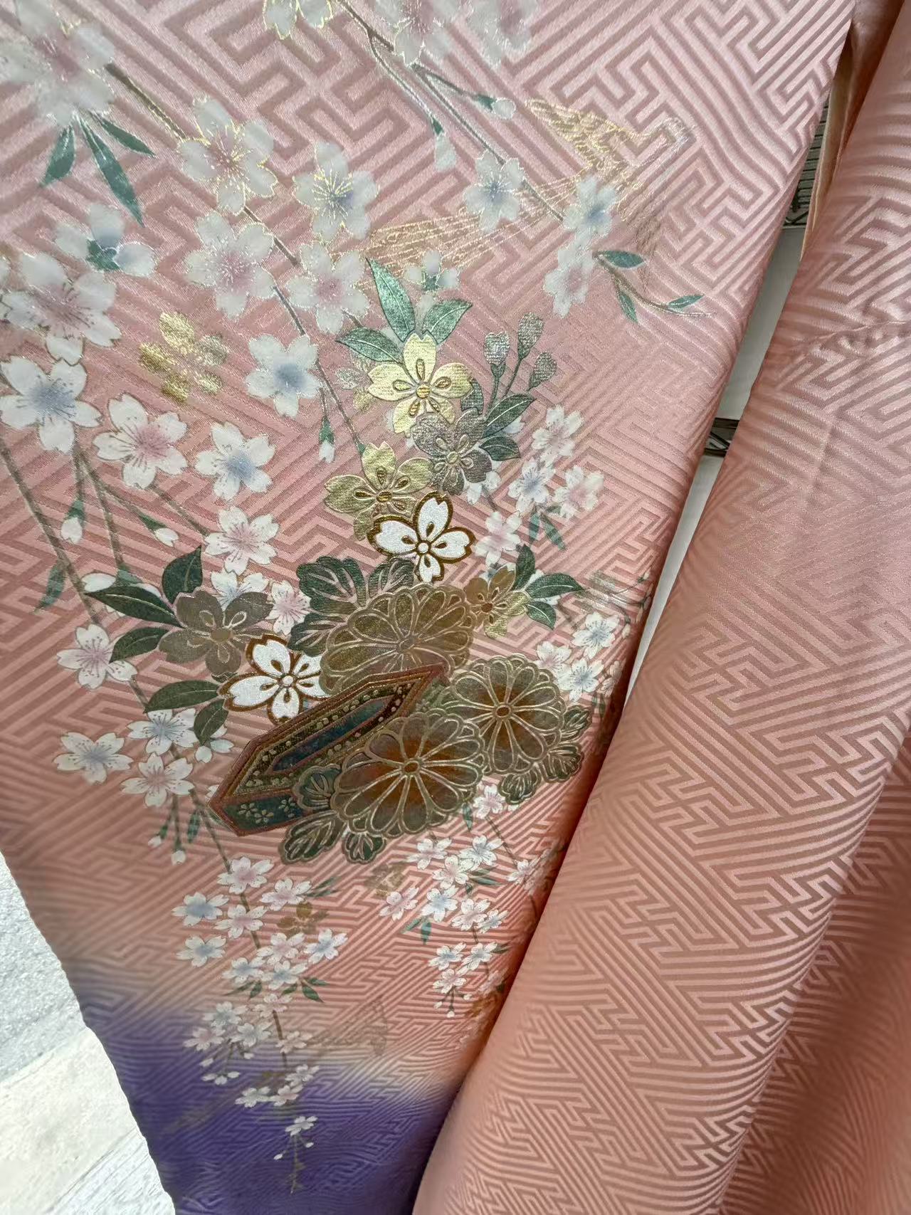 日本中古粉色和服开箱实拍，樱花印花与渐变设计，适合日常穿搭