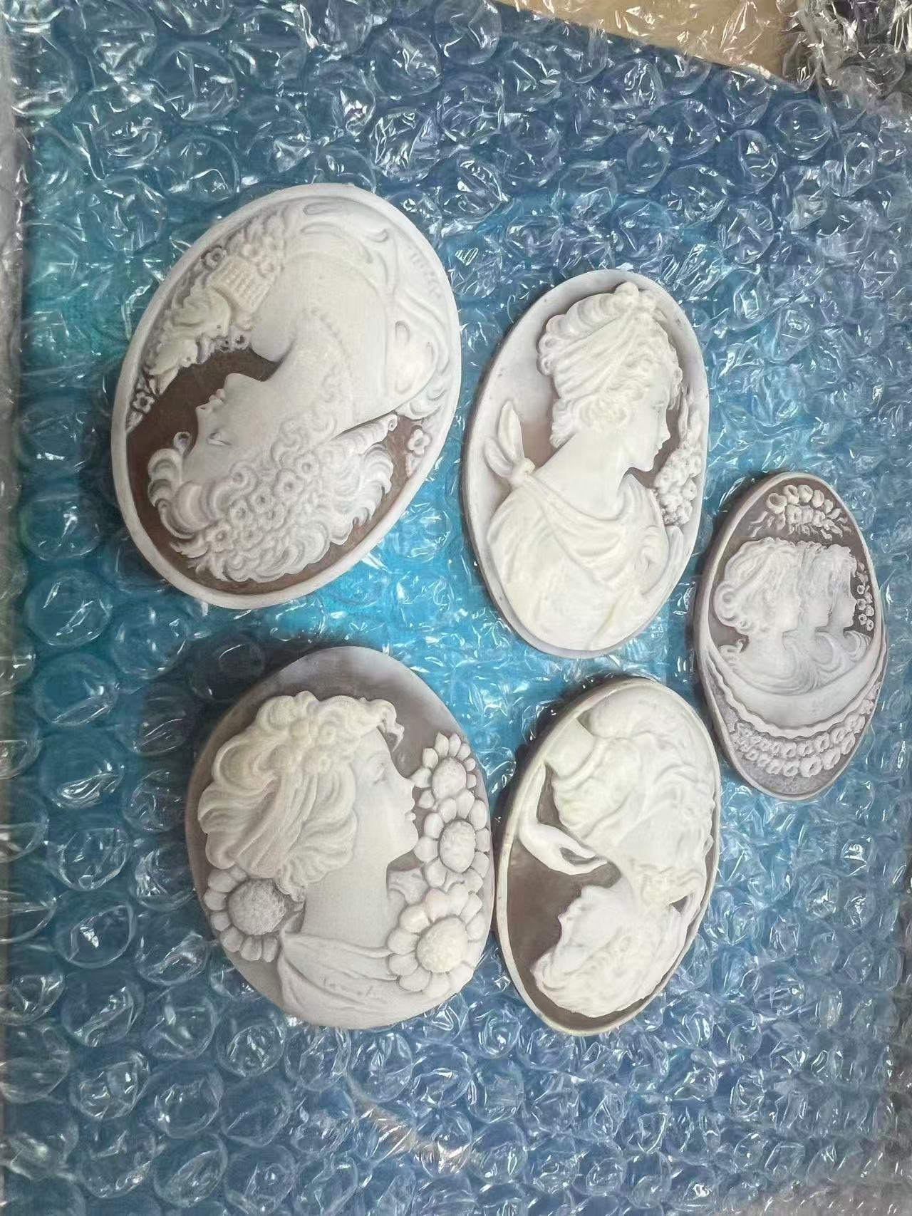 Cameo浮雕首饰细节展示,女性侧脸雕刻工艺层次清晰,复古贝雕质感特写