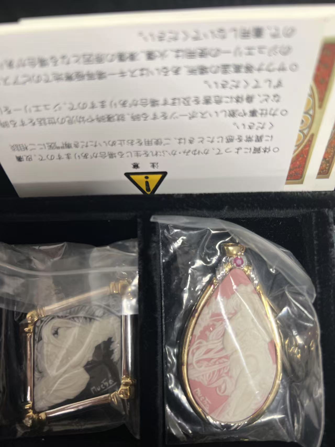 浮雕首饰镶嵌完成效果展示,金边复古Cameo胸针或项链成品实拍