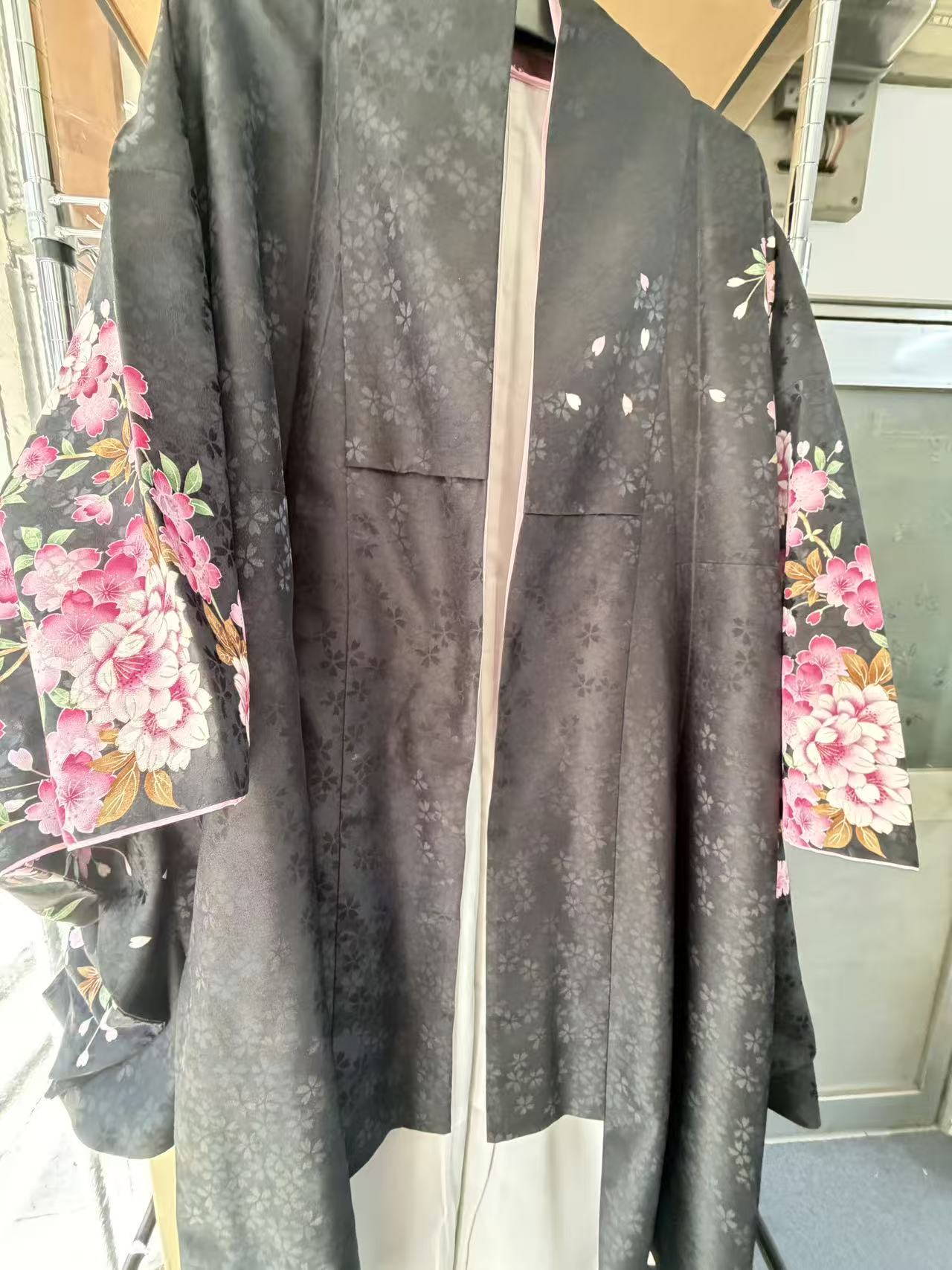 黑色日本和服整体开箱展示 长袖传统和服带樱花花纹