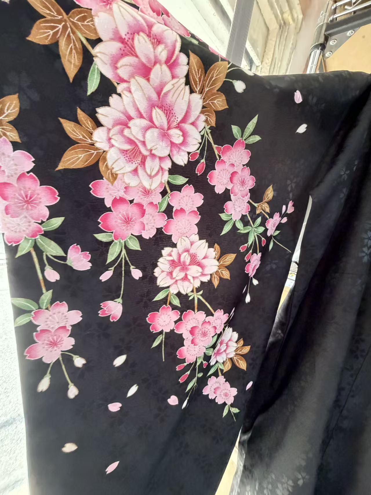 黑色底樱花图案日本和服细节展示 粉色花卉与金色叶片设计