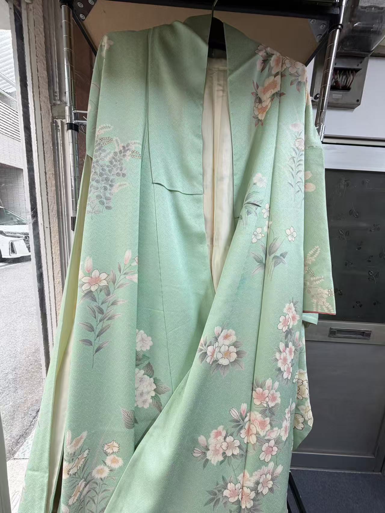 薄荷绿色日本和服开箱展示 清新花卉图案适合春夏穿搭