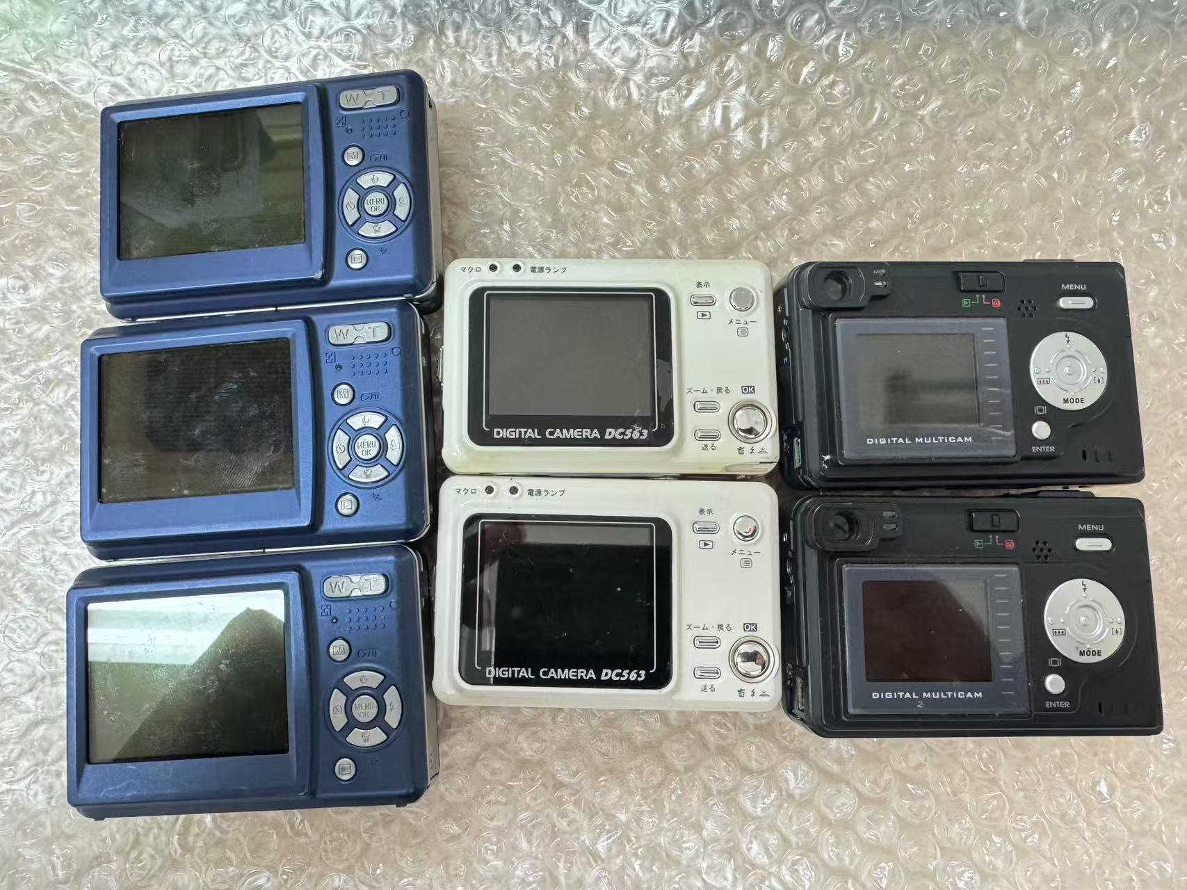 日本代购数码相机开箱,蓝色白色黑色机型背面显示屏和按键布局
