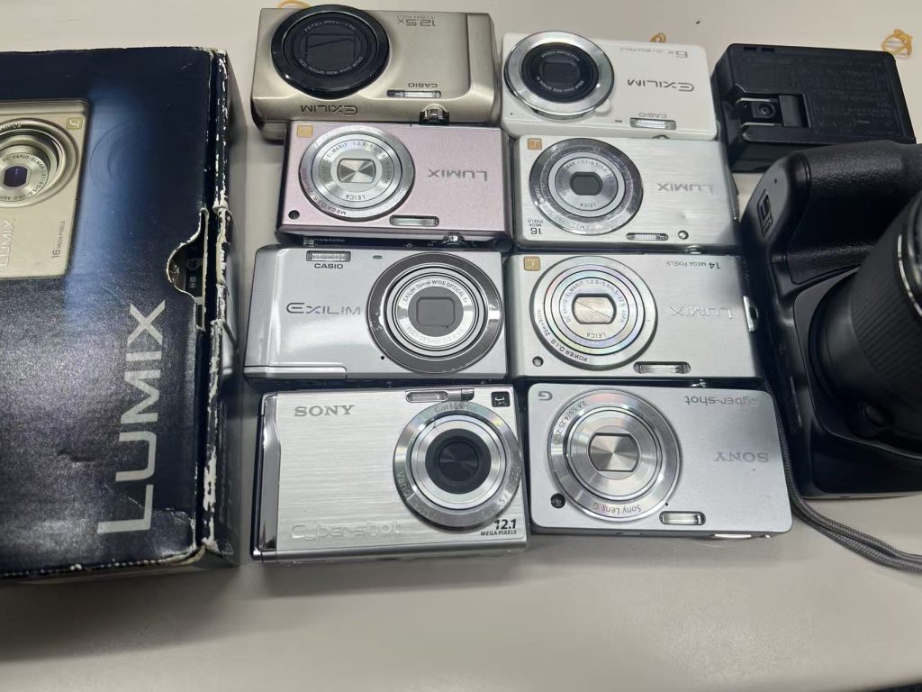 日本代购数码相机开箱,LUMIX、Sony、Casio多品牌整齐排列展示
